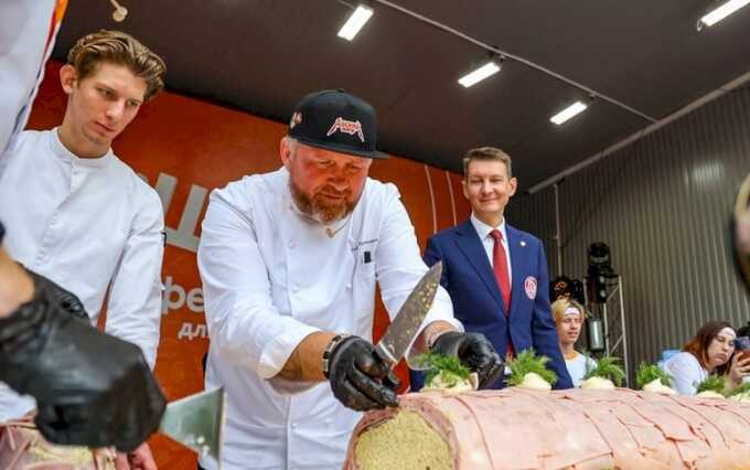 На шеф-повара Ивлева подали в суд после его рулета-рекордсмена в Екатеринбурге